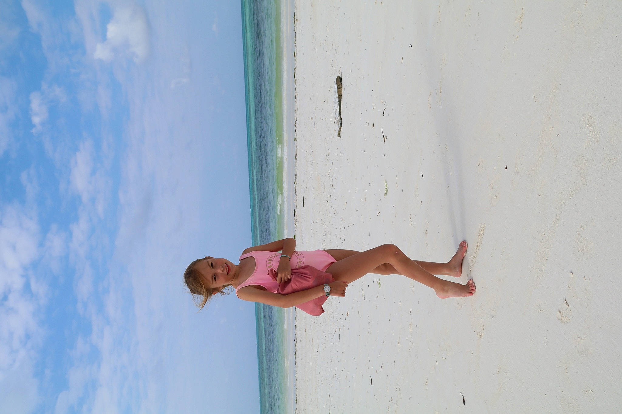 Mila a rejoint le concours — aidez-le/la à gagner de superbes lots ! azure, barefoot, beach, cloud, elbow, fun, happy, human_body, human_leg, joy, leg, leisure, person, recreation, sand, sky, thigh, waist, wall, water