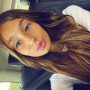 Leonor participe au concours pour gagner de l'argent avec cette photo : child, girl, selfie, car, seatbelt, long_hair, white_shirt, pout, portrait, face, window, seat, interior, casual, young, person, daylight, smile, skin, expression