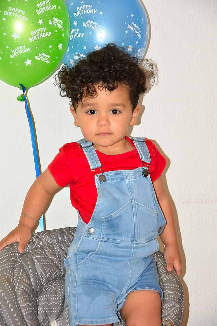 Helio participe au concours pour gagner de l'argent avec cette photo : arm, azure, baby_toddler_clothing, balloon, clothing, facial_expression, fun, gesture, hair, hairstyle, happy, head, human_body, organ, outerwear, person, sleeve, standing, t_shirt, toddler