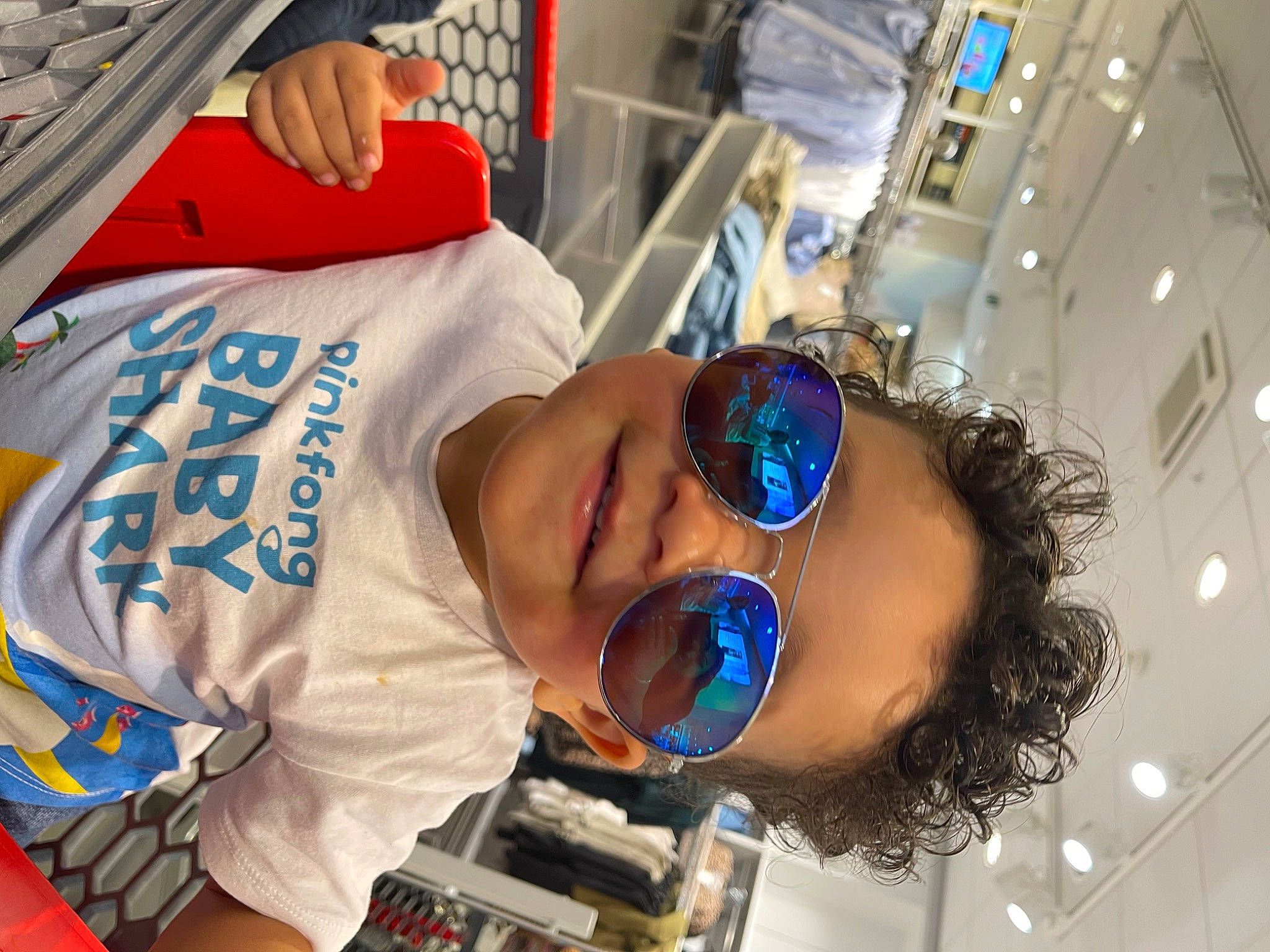 Helio a rejoint le concours — aidez-le/la à gagner de superbes lots ! audio_equipment, child, electric_blue, engineering, event, eyewear, fashion_accessory, fun, glasses, goggles, joy, leisure, person, personal_protective_equipment, service, sunglasses, vision_care