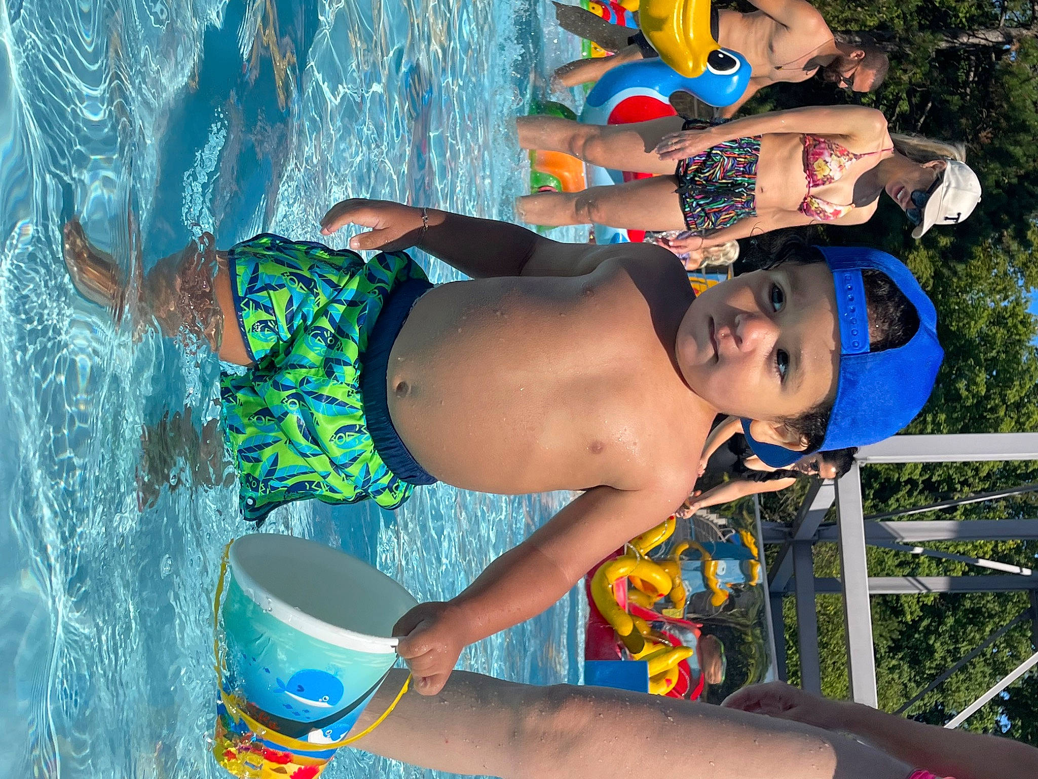 Helio a rejoint le concours — aidez-le/la à gagner de superbes lots ! abdomen, chest, drum, elbow, electric_blue, eyewear, fun, happy, hat, headwear, human_leg, joy, leisure, person, recreation, shorts, t_shirt, thigh, tree, trunk