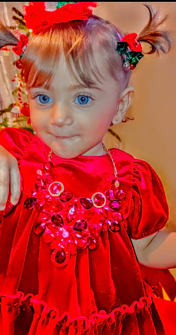Sylvana a rejoint le concours — aidez-le/la à gagner de superbes lots ! baby_toddler_clothing, beauty, cheek, chin, embellishment, eye, eyelash, fashion_design, hair, happy, head, iris, jewellery, magenta, person, pink, red, sleeve, smile, textile
