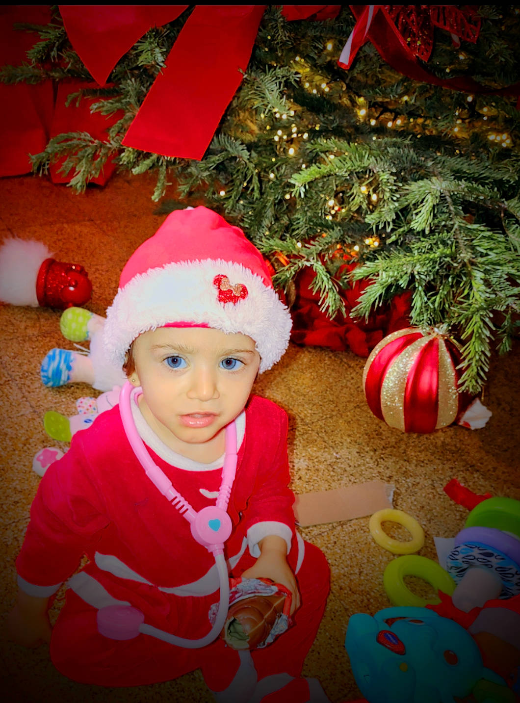 Sylvana a rejoint le concours — aidez-le/la à gagner de superbes lots ! cap, child, christmas, christmas_decoration, christmas_eve, christmas_ornament, christmas_tree, conifer, costume_hat, event, fictional_character, happy, headwear, holiday, holiday_ornament, ornament, person, plant, red, santa_claus