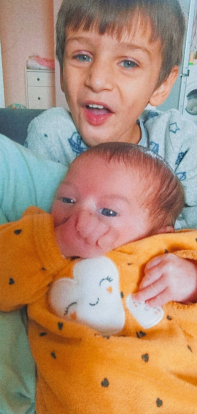 Jose participe au concours pour gagner de l'argent avec cette photo : baby, cheek, chin, eye, face, facial_expression, finger, forehead, gesture, happy, iris, lip, mouth, nose, organ, person, pink, skin, smile, textile