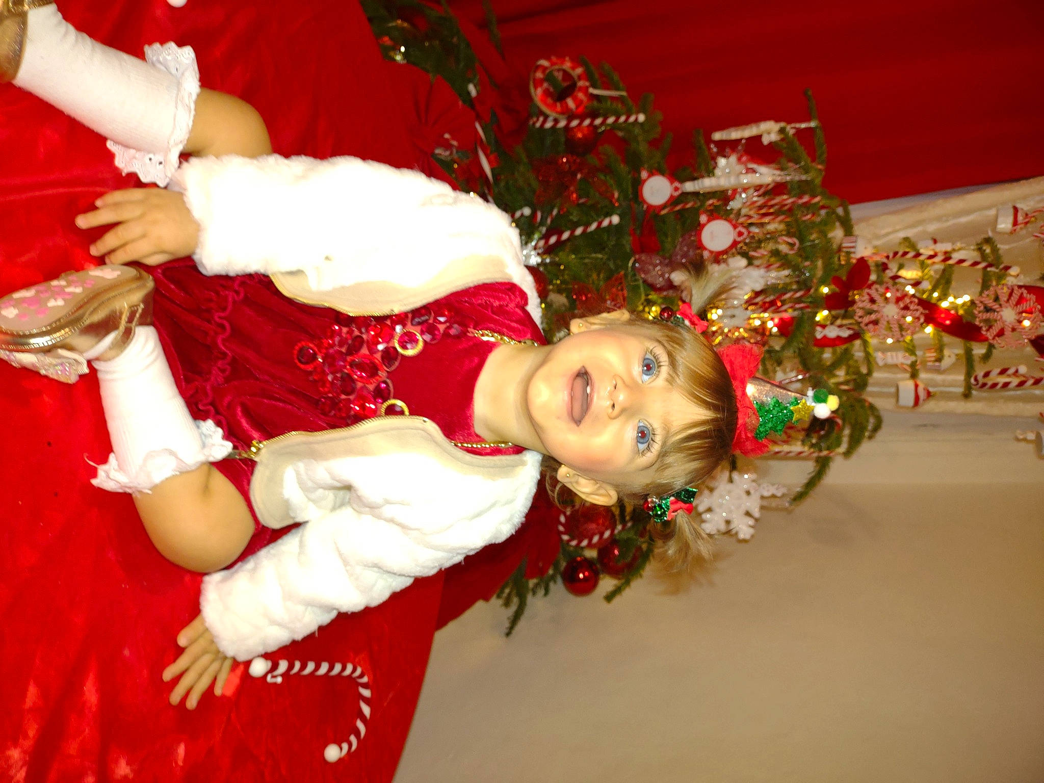 Sylvana participe au concours pour gagner de l'argent avec cette photo : carmine, child, christmas, christmas_decoration, christmas_eve, christmas_ornament, christmas_tree, event, floral_design, flower_arranging, fun, happy, holiday, interior_design, joy, lap, ornament, person, plant, smile