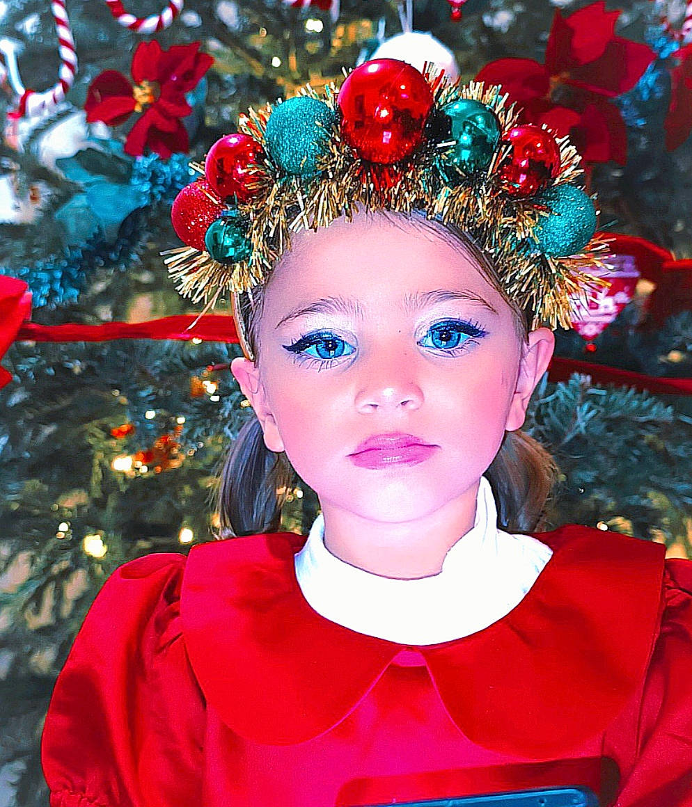 Sylvana a rejoint le concours — aidez-le/la à gagner de superbes lots ! christmas_decoration, christmas_ornament, costume, costume_hat, earrings, electric_blue, entertainment, event, fashion_accessory, fashion_design, fun, hair_accessory, happy, headgear, headpiece, jewellery, magenta, performing_arts, person, pink