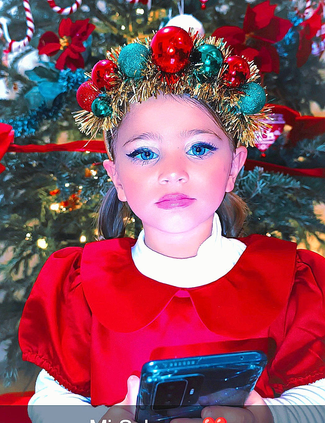 Sylvana a rejoint le concours — aidez-le/la à gagner de superbes lots ! beauty, camera, costume, earrings, electric_blue, entertainment, event, fashion_accessory, fashion_design, fun, happy, head, headgear, jewellery, magenta, performing_arts, person, pink, public_event, red