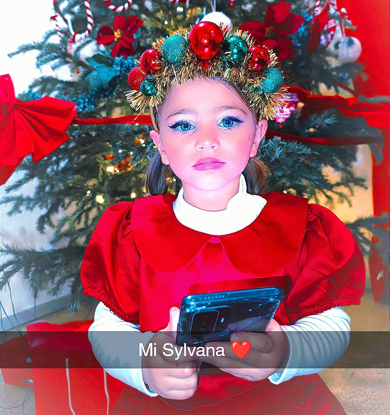 Sylvana participe au concours pour gagner de l'argent avec cette photo : communication_device, costume, earrings, electric_blue, entertainment, event, fashion_accessory, fashion_design, formal_wear, fun, gadget, happy, headpiece, jewellery, magenta, mobile_device, mobile_phone, person, plant, red