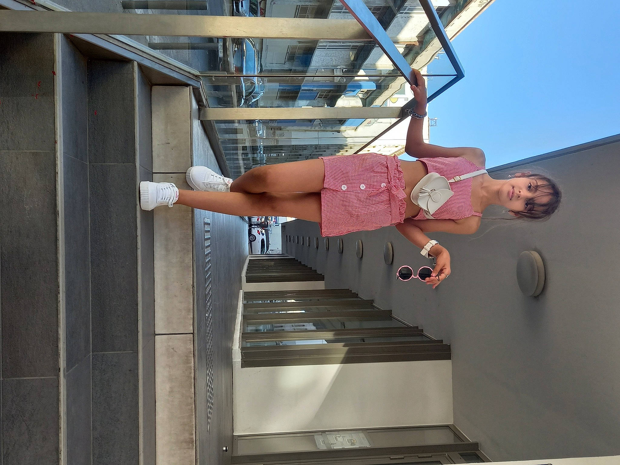 Ferhi Rimess a rejoint le concours — aidez-le/la à gagner de superbes lots ! building, eyewear, facade, fun, hat, house, human_leg, knee, leg, leisure, magenta, person, shorts, sky, stairs, t_shirt, thigh, tree, waist, wall