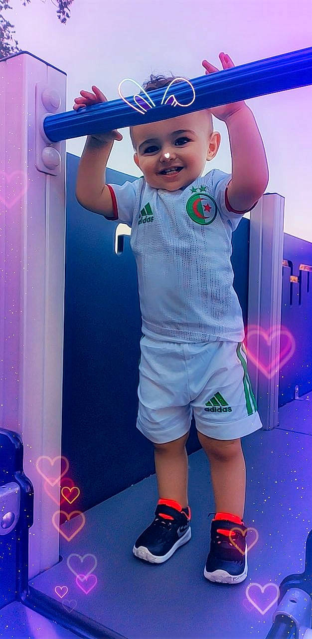 Jad participe au concours pour gagner de l'argent avec cette photo : child, fun, headwear, joy, person, play, smile, toddler