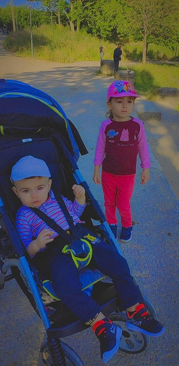 Jad participe au concours pour gagner de l'argent avec cette photo : child, fun, headgear, headwear, person, play, toddler