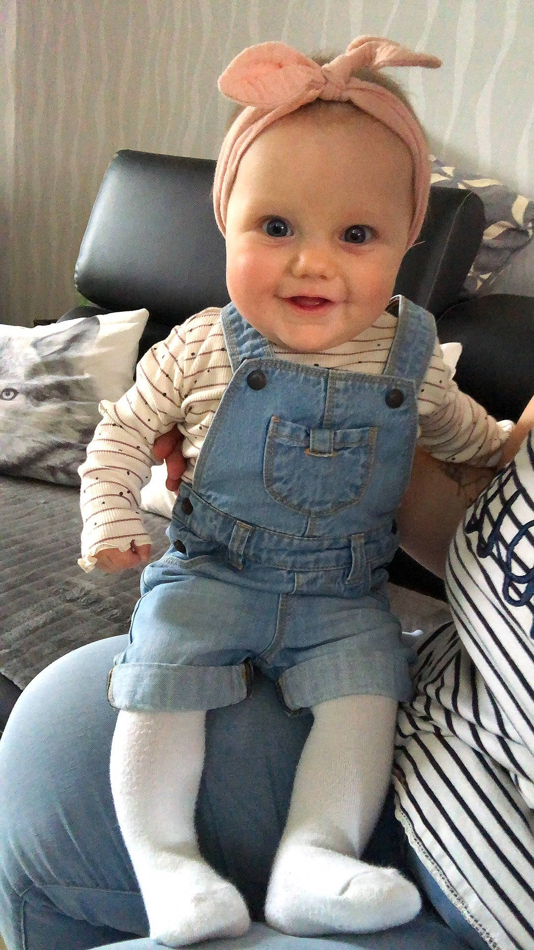 Lizéa a rejoint le concours — aidez-le/la à gagner de superbes lots ! baby, cheek, child, jeans, joy, leg, person, sitting, toddler