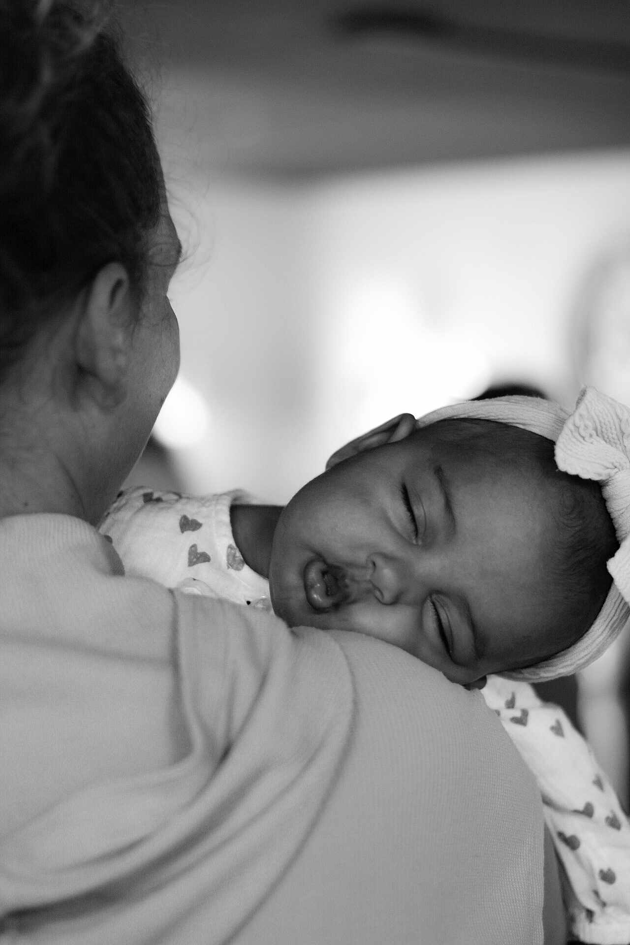 Malika a rejoint le concours — aidez-le/la à gagner de superbes lots ! baby, sleeping, black_and_white, headband, adult, shoulder, close_up, portrait, peaceful, child, comfort, love, toddler, face, person, calm, resting, monochrome, candid, intimate