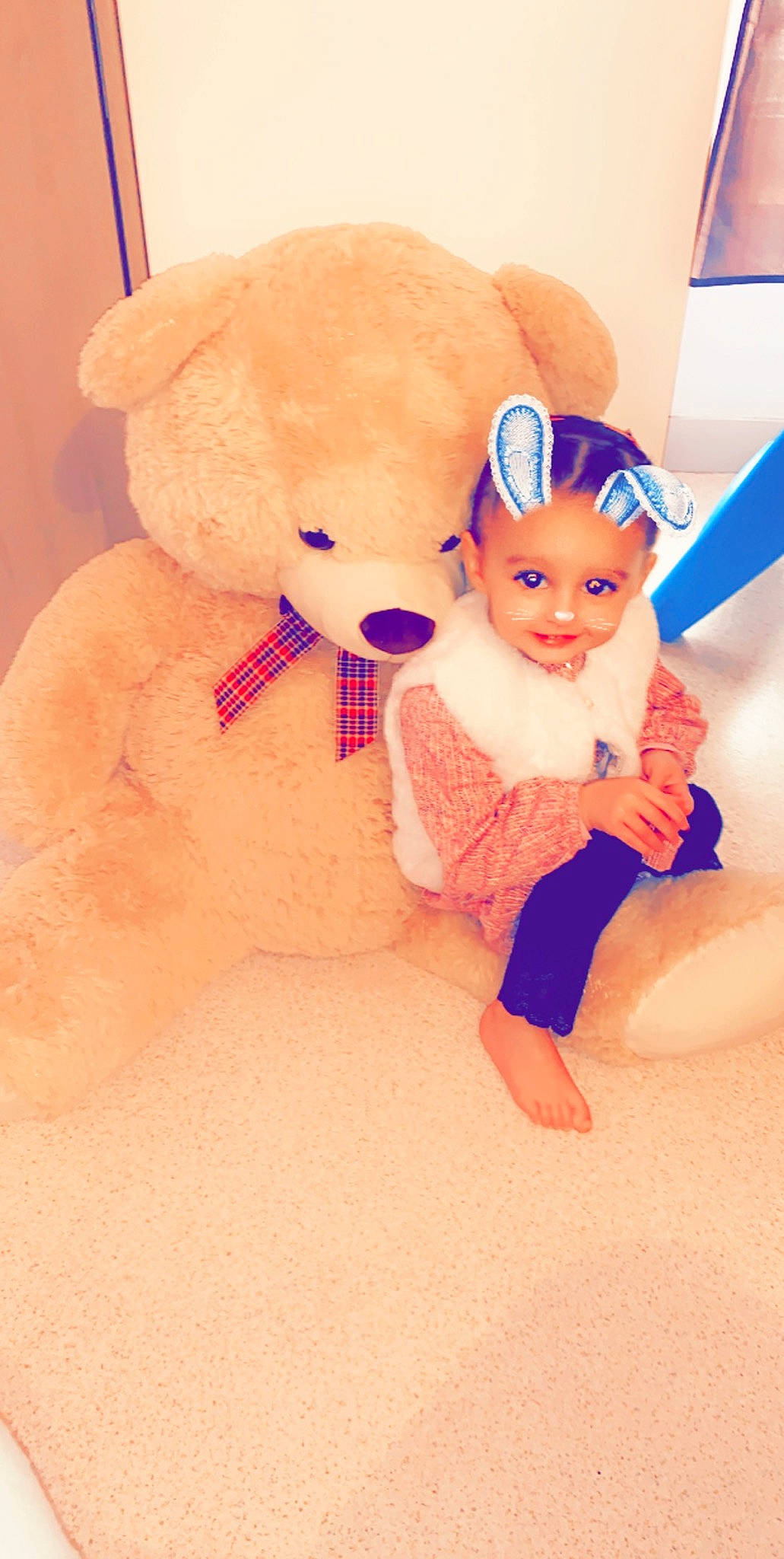 Héléna participe au concours pour gagner de l'argent avec cette photo : child, ear, person, plush, stuffed_toy, teddy_bear, toy