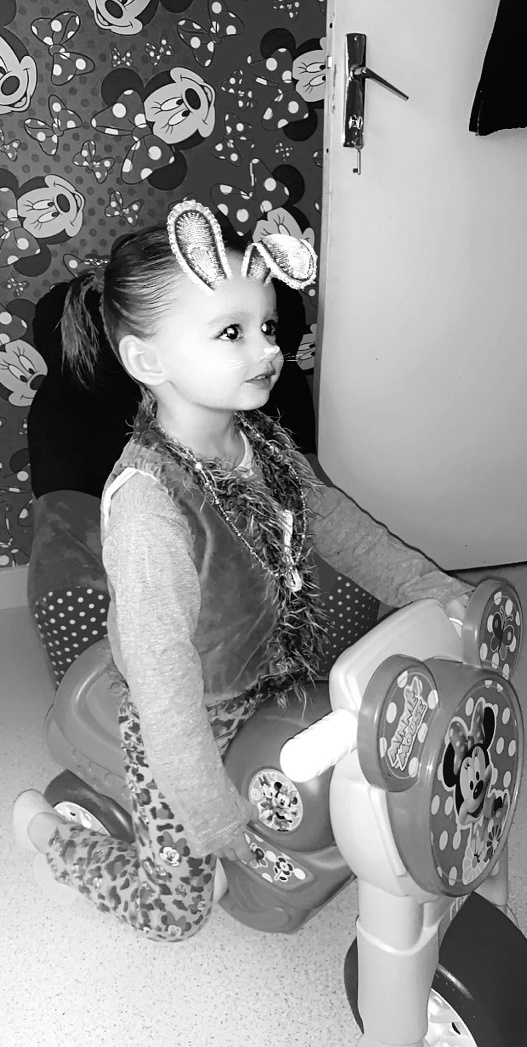 Héléna a rejoint le concours — aidez-le/la à gagner de superbes lots ! black_and_white, child, ear, fashion_accessory, hair_accessory, hairstyle, headgear, headpiece, monochrome, person, photography, style, tiara, toddler, white