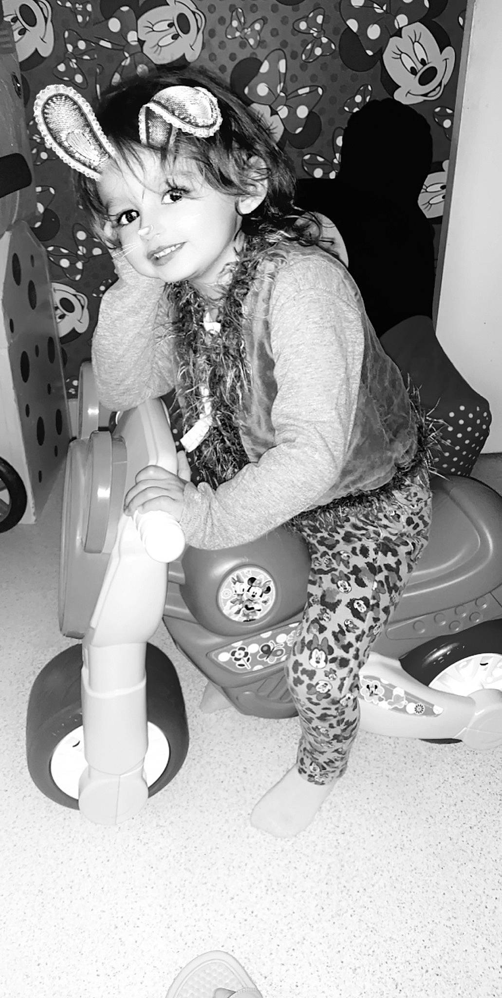 Héléna participe au concours pour gagner de l'argent avec cette photo : black, black_and_white, black_hair, child, cool, ear, fashion, fashion_accessory, joint, leg, long_hair, monochrome, monochrome_photography, person, photograph, photography, sitting, smile, snapshot, tights