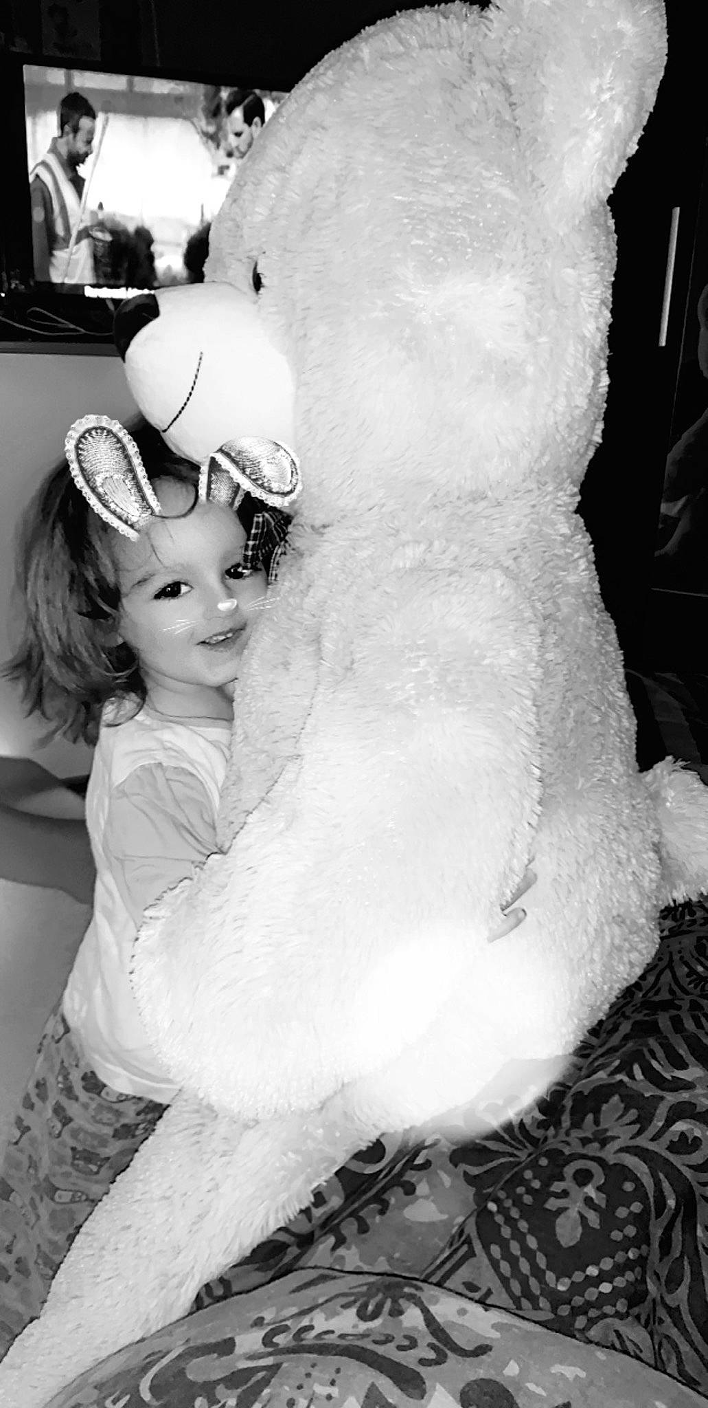 Héléna participe au concours pour gagner de l'argent avec cette photo : black_and_white, child, cotton_candy, dress, eyewear, glasses, joy, monochrome, monochrome_photography, person, photograph, photography, smile, style, white