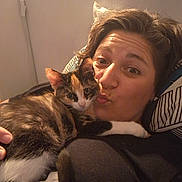 Zucca a rejoint le concours — aidez-le/la à gagner de superbes lots ! accessories, adult, animal, cat, chair, couch, cushion, face, female, furniture, glasses, head, homedecor, indoors, kitten, person, pet, photography, portrait, woman