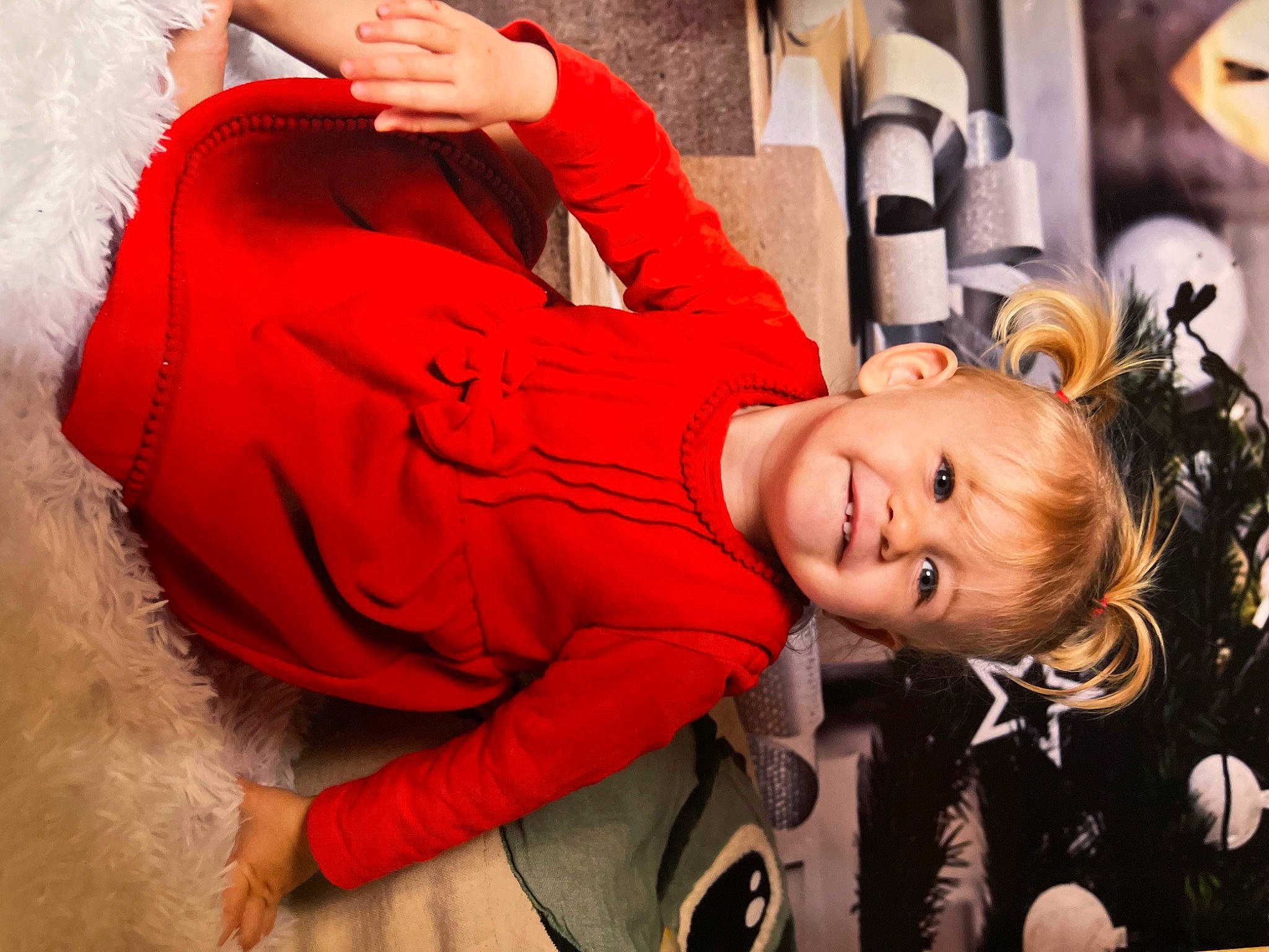 Eloïse a rejoint le concours — aidez-le/la à gagner de superbes lots ! abdomen, baby, baby_carriage, blond, child, comfort, cool, event, flash_photography, fun, gesture, hairstyle, happy, human_leg, joy, leisure, person, sitting, smile, thigh