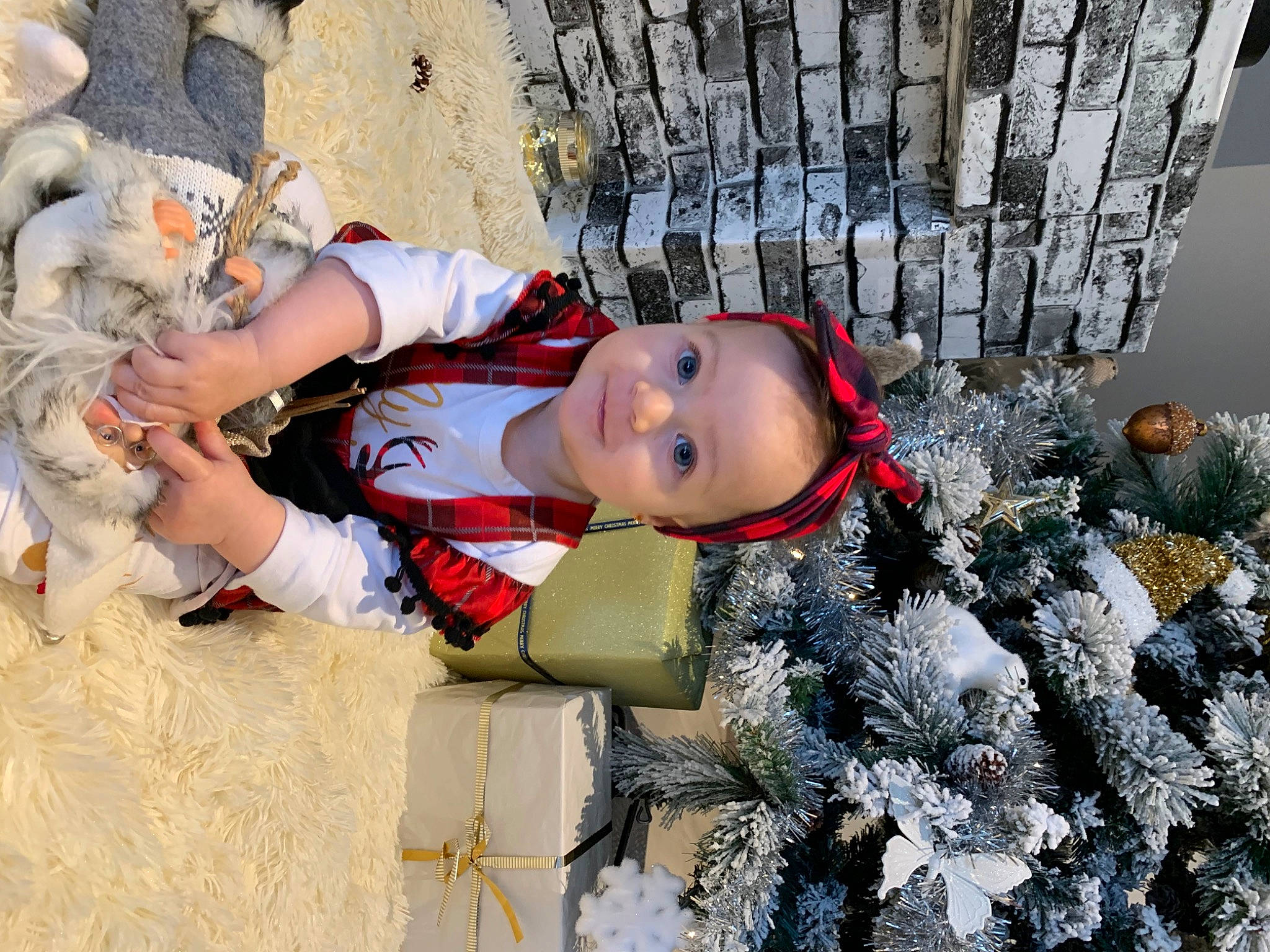 Camelia participe au concours pour gagner de l'argent avec cette photo : boot, child, christmas_ornament, conifer, event, fictional_character, fir, freezing, fun, fur, hat, head, leisure, person, plant, shrub, thigh, toy, tradition, tree