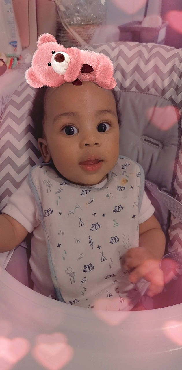 Ousni a rejoint le concours — aidez-le/la à gagner de superbes lots ! baby, baby_products, baby_toddler_clothing, cap, cheek, child, costume_hat, fashion_accessory, headband, headgear, iris, linens, lip, magenta, pattern, person, pink, skin, sleeve, surprise