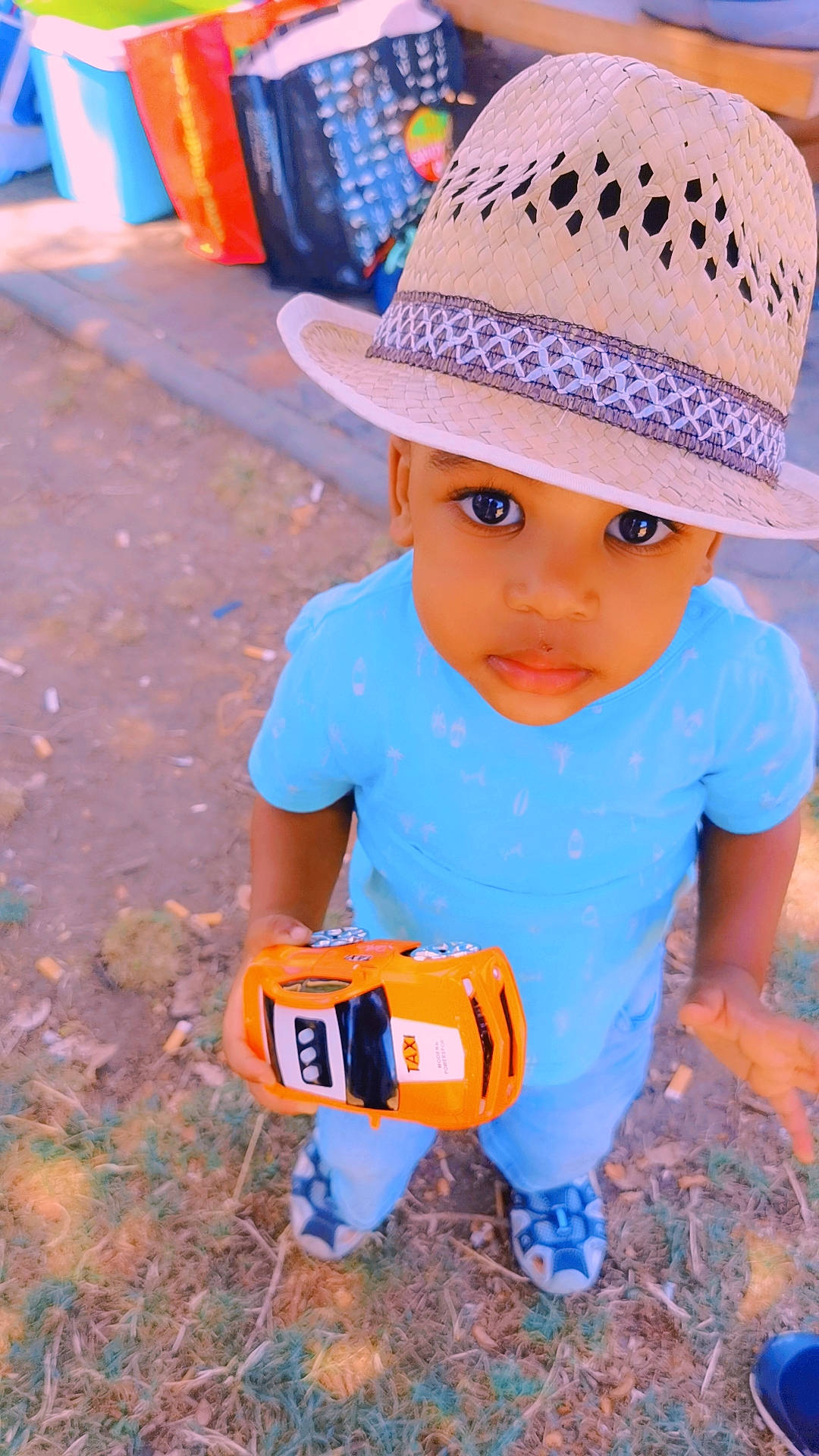 Ousni participe au concours pour gagner de l'argent avec cette photo : baby, baby_toddler_clothing, blue, cap, child, electric_blue, fun, happy, hat, headwear, leisure, orange, person, personal_protective_equipment, plant, recreation, snapshot, soil, sun_hat, toddler