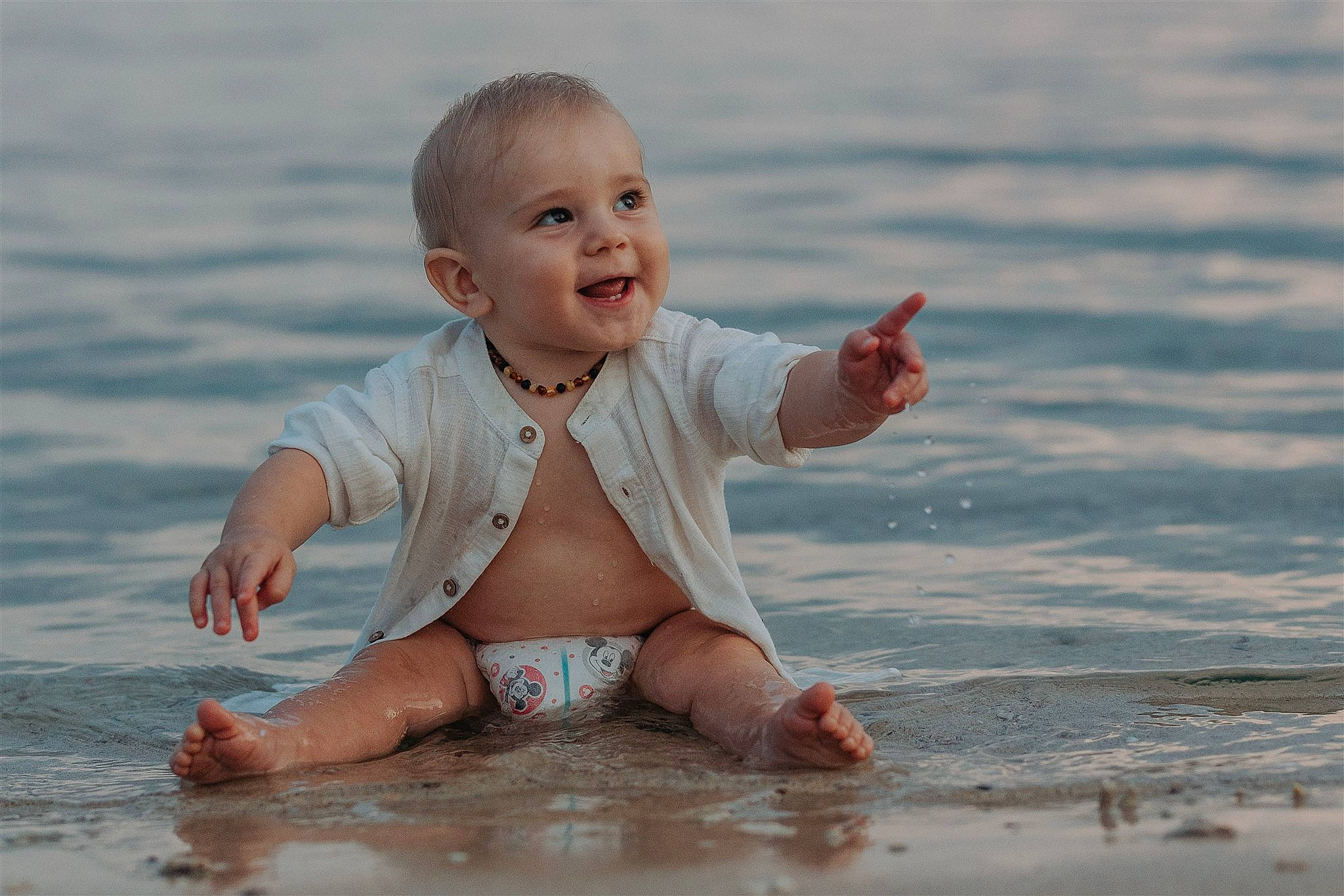 Warren participe au concours pour gagner de l'argent avec cette photo : baby, baby_toddler_clothing, barefoot, beach, foot, fun, gesture, happy, human_body, leg, leisure, people_in_nature, people_on_beach, person, sand, shore, skin, smile, toddler, water