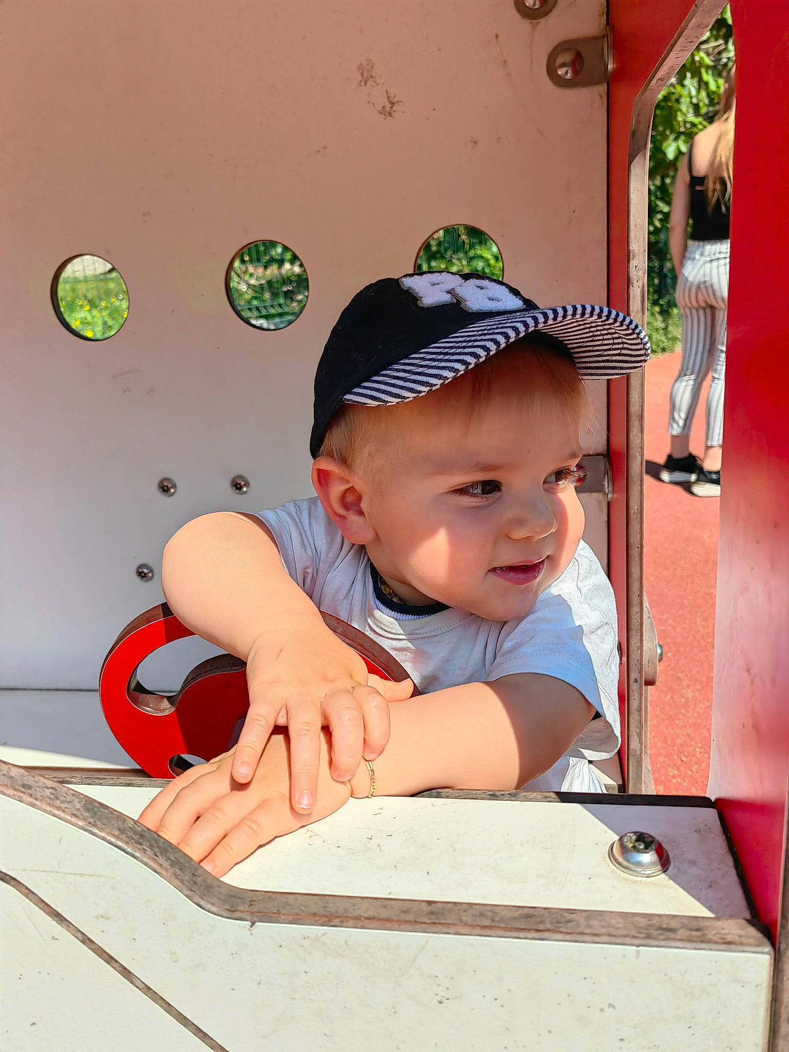 Warren participe au concours pour gagner de l'argent avec cette photo : baby, baby_toddler_clothing, baseball_cap, cap, child, fashion_accessory, flooring, fun, happy, hat, headwear, leisure, pattern, person, plant, play, recreation, shorts, sitting, skin