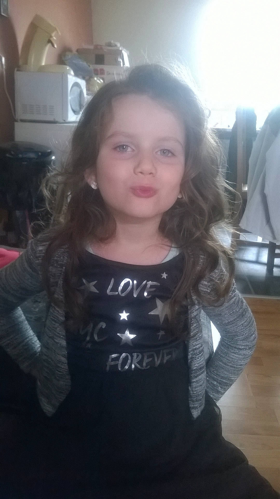 Kelly a rejoint le concours — aidez-le/la à gagner de superbes lots ! beauty, cheek, child, day, eye, face, girl, hair, hairstyle, head, human_hair_color, lady, long_hair, person, product, sitting, skin, smile, snapshot, standing