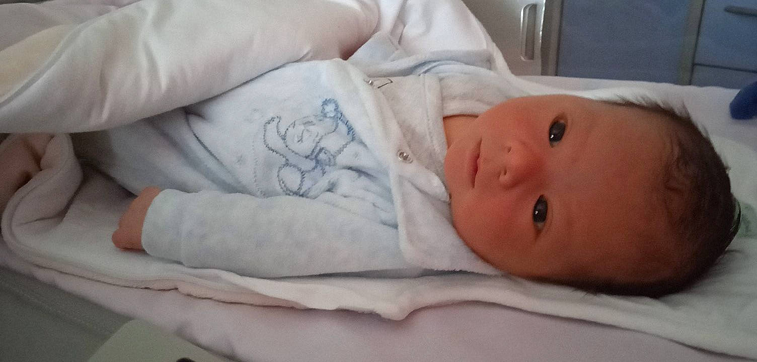 Noam a rejoint le concours — aidez-le/la à gagner de superbes lots ! baby, baby_products, baby_sleeping, baby_toddler_clothing, bedding, bedtime, cheek, child, comfort, couch, eyelash, linens, nap, person, room, skin, sleep, sleeve, textile, toddler