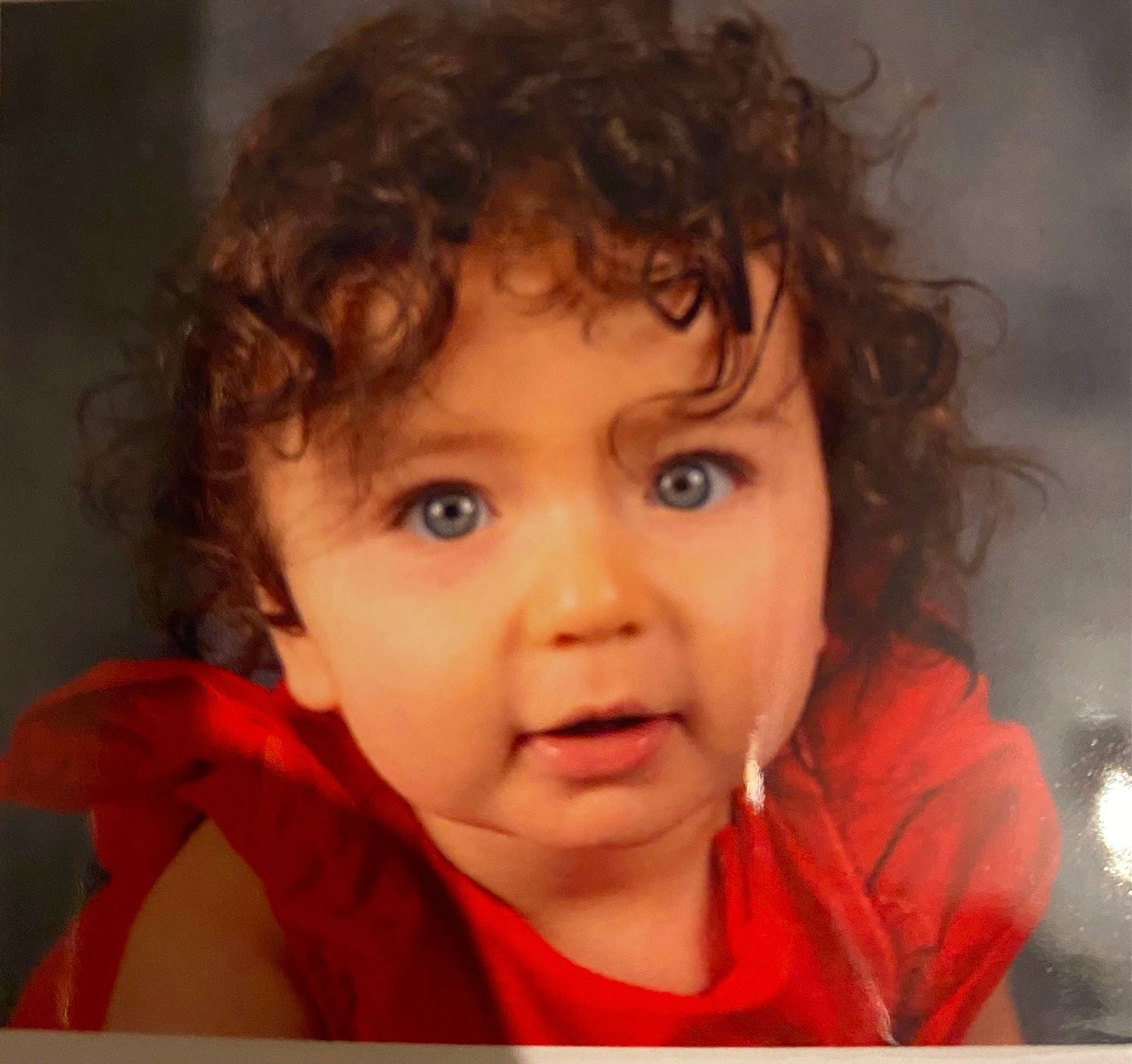 Aaliyah participe au concours pour gagner de l'argent avec cette photo : brown_hair, cheek, chin, close_up, ear, eyebrow, eyelash, flash_photography, forehead, gesture, happy, iris, jaw, lip, mouth, nose, person, selfie, skin, surfer_hair