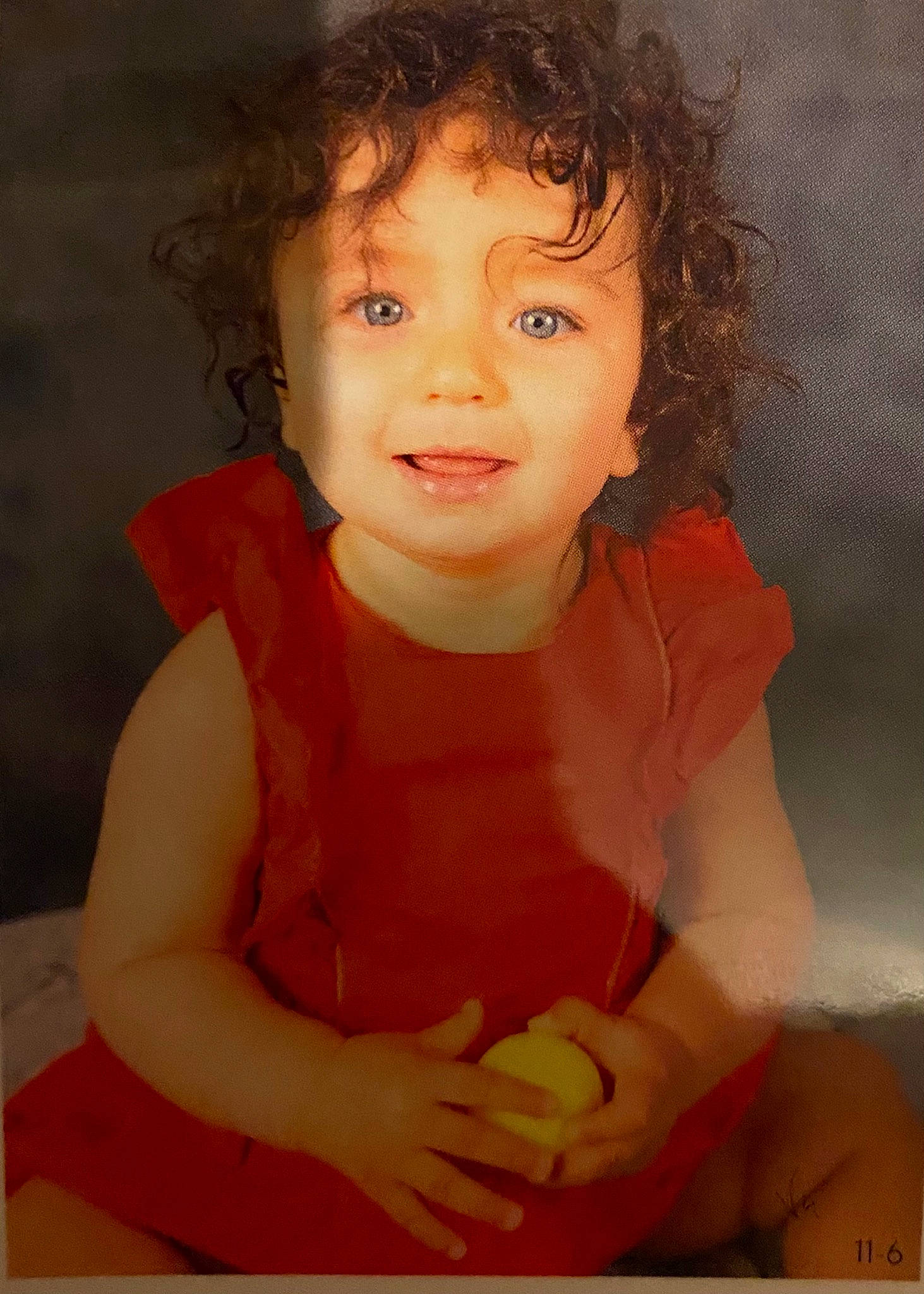 Aaliyah participe au concours pour gagner de l'argent avec cette photo : baby, baby_toddler_clothing, beauty, cheek, chest, dress, elbow, flash_photography, gesture, happy, lip, nose, peach, people_in_nature, person, sitting, sleeve, smile, t_shirt, thumb