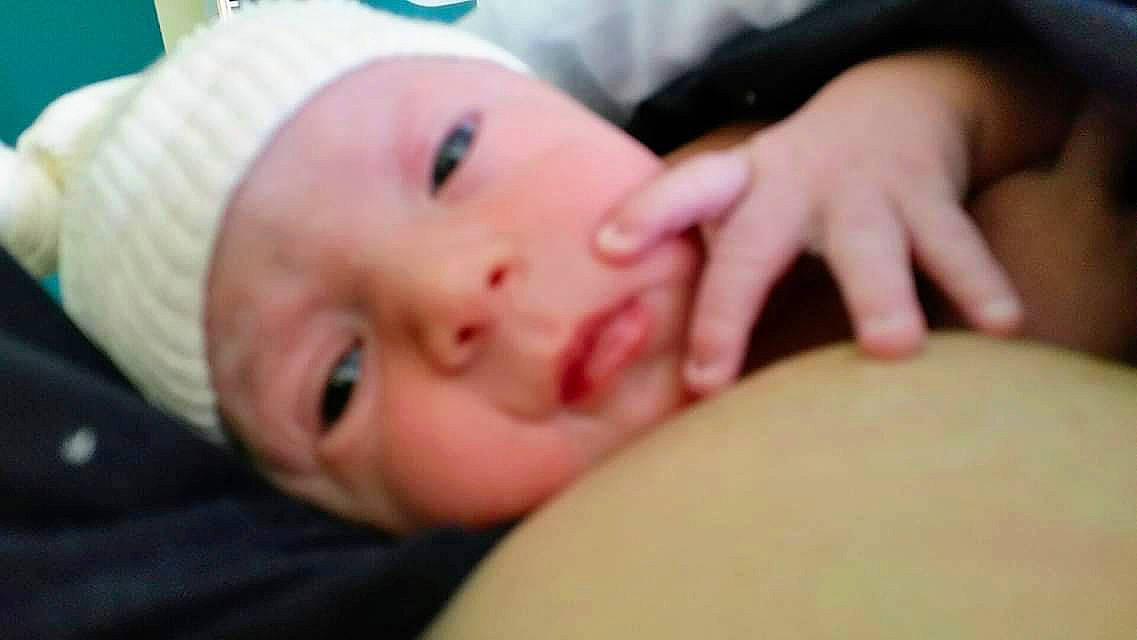 Amy a rejoint le concours — aidez-le/la à gagner de superbes lots ! baby, black_hair, cheek, child, close_up, comfort, eyelash, finger, gesture, hand, happy, hat, lip, mouth, nail, neck, nose, person, skin, thumb