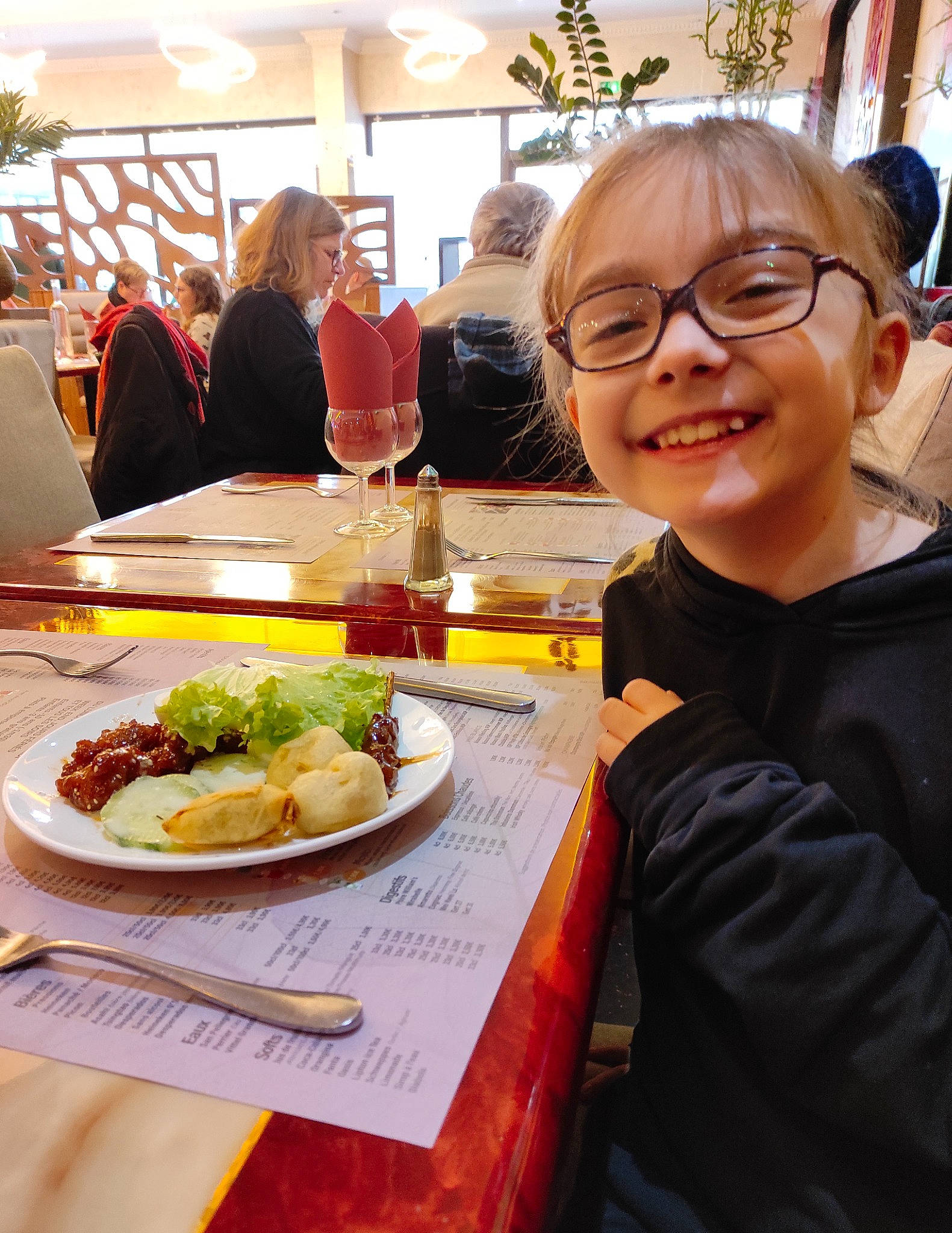 Tya participe au concours pour gagner de l'argent avec cette photo : chair, cooking, cuisine, dish, event, fast_food, finger_food, food, glasses, joy, junk_food, leaf_vegetable, leisure, person, plate, recipe, sharing, smile, table, tableware