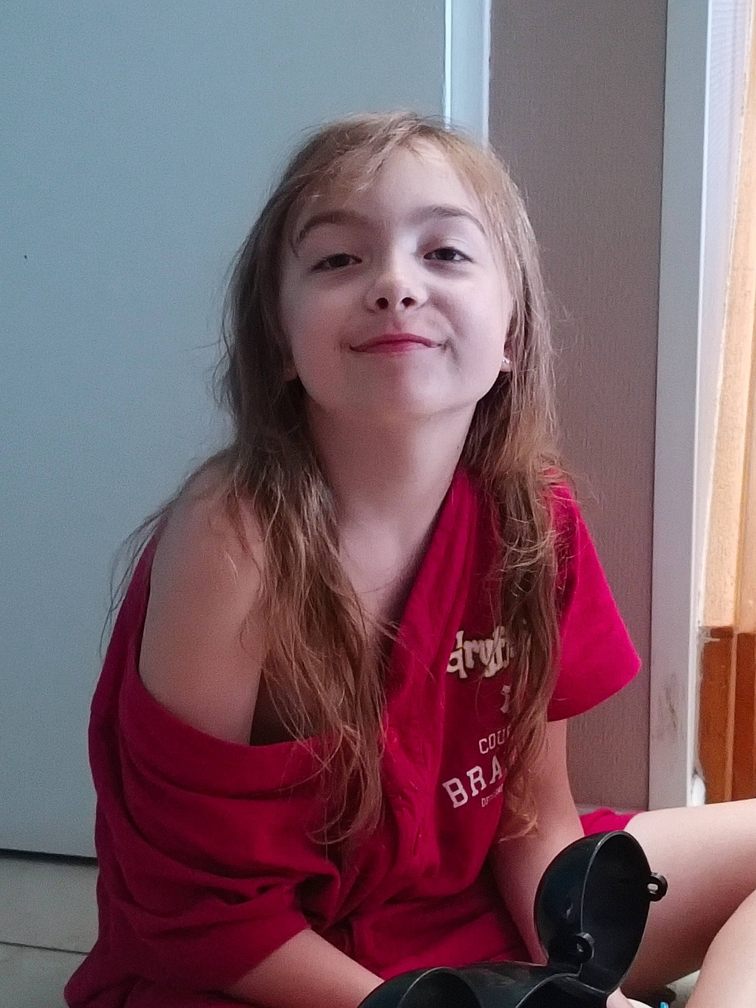 Tya a rejoint le concours — aidez-le/la à gagner de superbes lots ! arm, beauty, blond, brown_hair, camera, curtain, elbow, finger, hair, hairstyle, happy, human_leg, joy, knee, long_hair, person, pink, shoulder, skin, smile