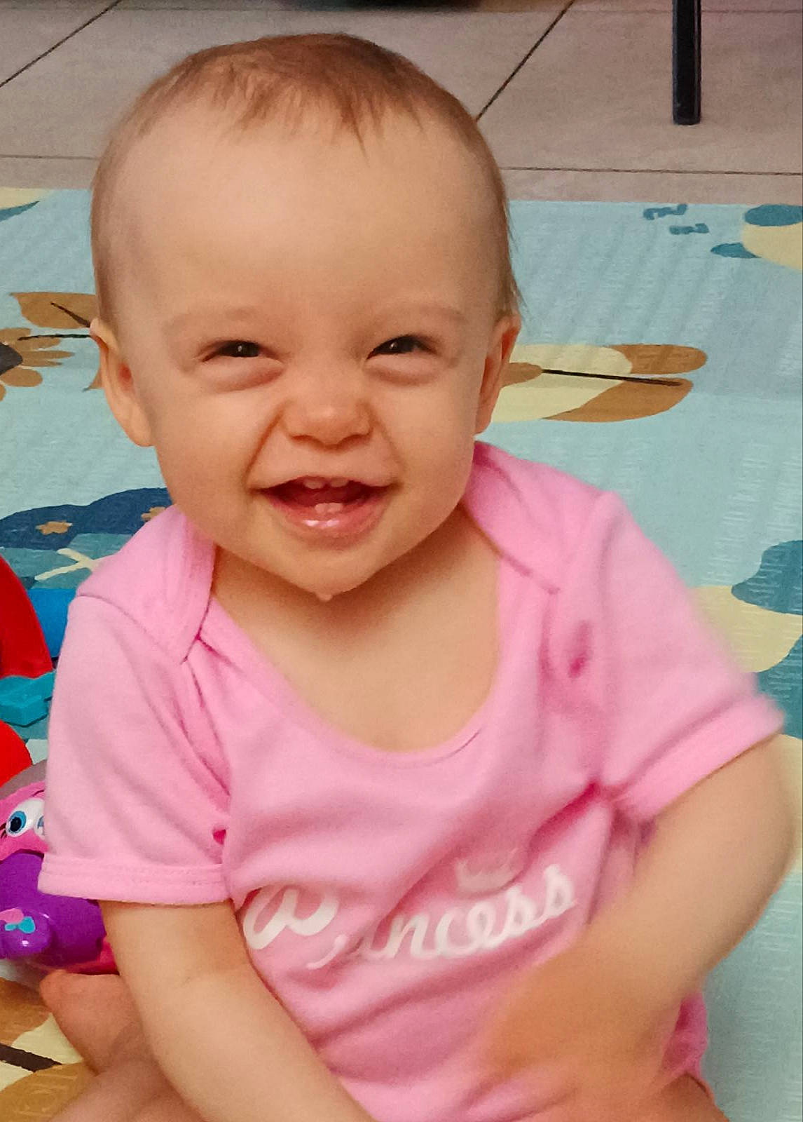 Isy a rejoint le concours — aidez-le/la à gagner de superbes lots ! baby, baby_toddler_clothing, cheek, chin, ear, eye, eyebrow, eyelash, happy, iris, joy, lip, mouth, neck, nose, person, pink, skin, sleeve, smile