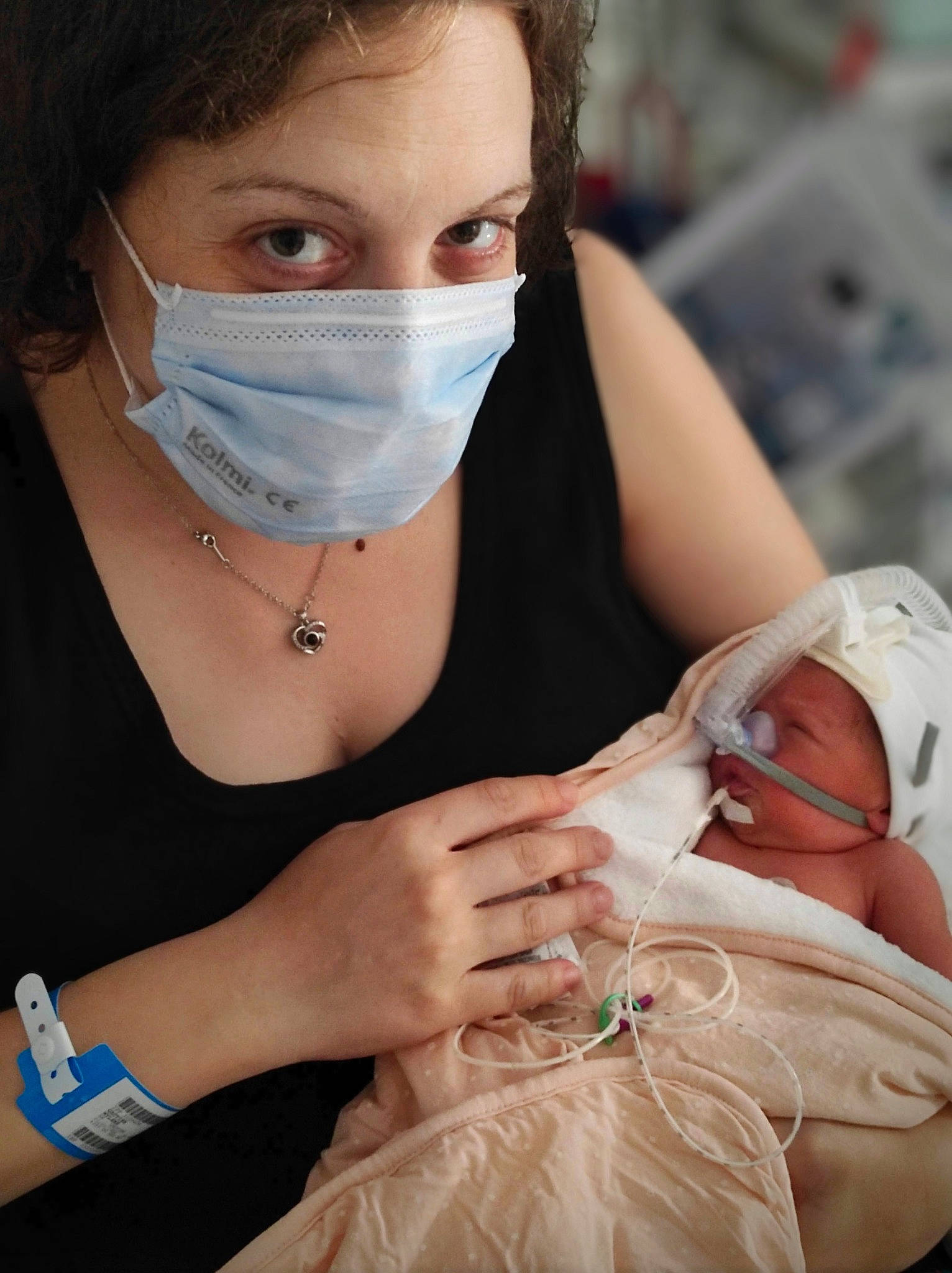 Isy a rejoint le concours — aidez-le/la à gagner de superbes lots ! baby, chest, costume, event, eyebrow, eyelash, eyewear, facial_expression, fashion_accessory, fun, hair, happy, jewellery, mouth, necklace, organ, person, personal_protective_equipment, selfie, vision_care