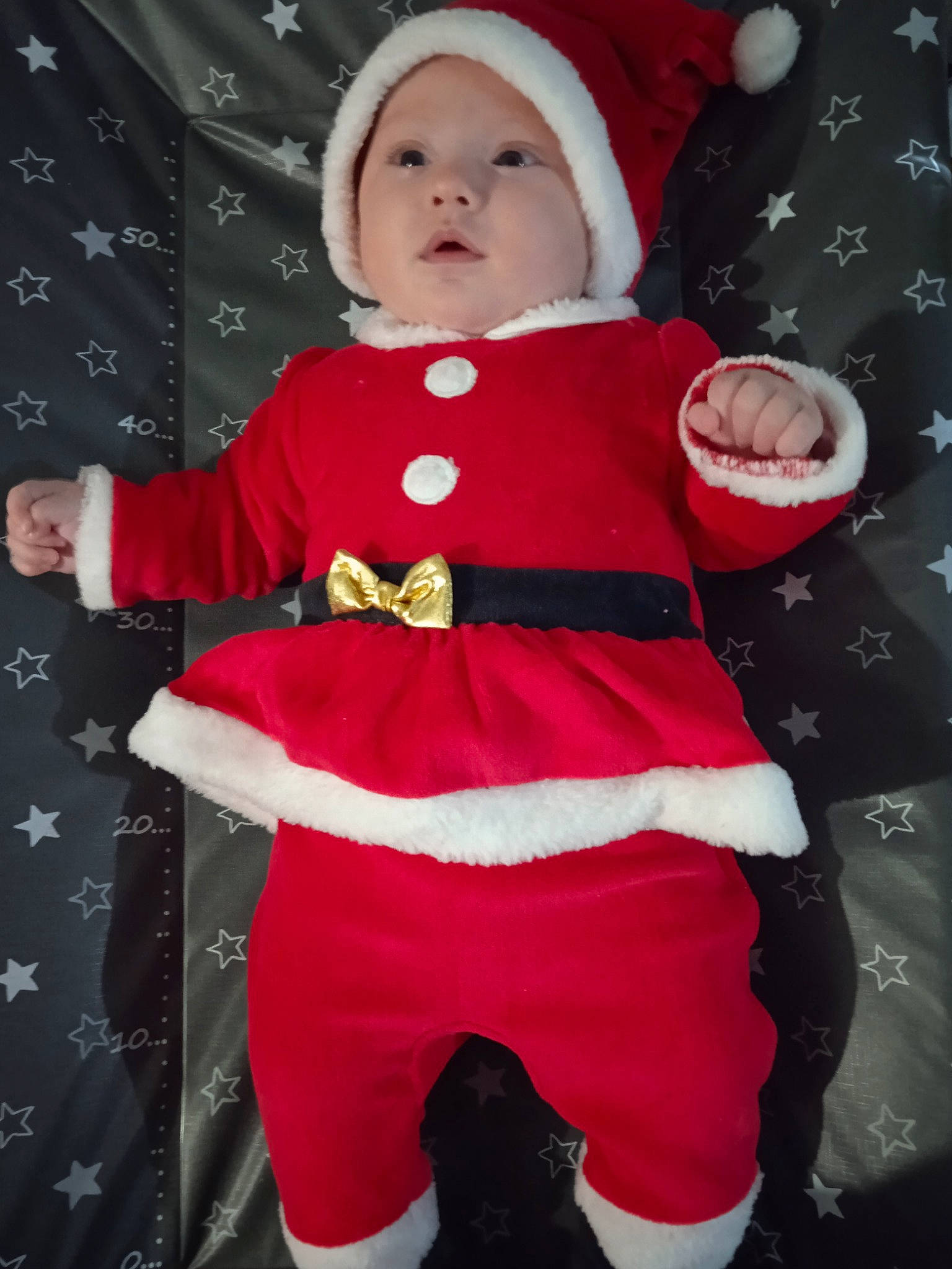 Elya a rejoint le concours — aidez-le/la à gagner de superbes lots ! baby, baby_toddler_clothing, carmine, child, christmas, christmas_decoration, christmas_eve, costume, event, fictional_character, fun, happy, headwear, holiday, magenta, pattern, person, pink, red, sleeve