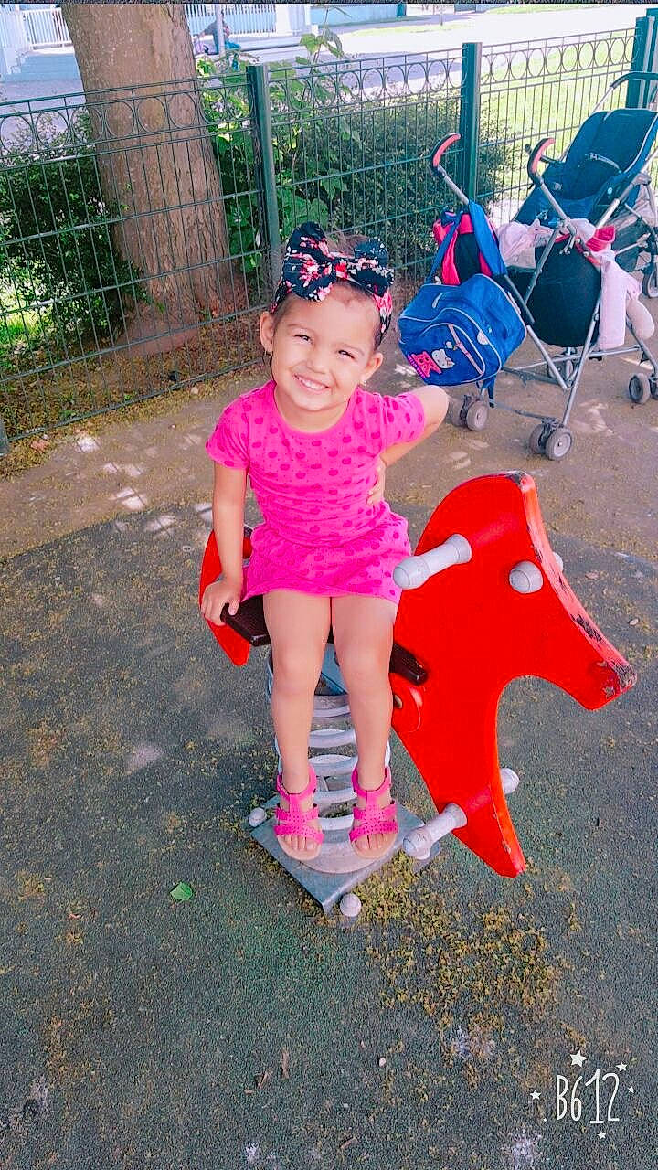 Roberta a rejoint le concours — aidez-le/la à gagner de superbes lots ! child, city, fun, headwear, joy, magenta, outdoor_play_equipment, person, pink, play, playground, public_space, smile, swing, toddler