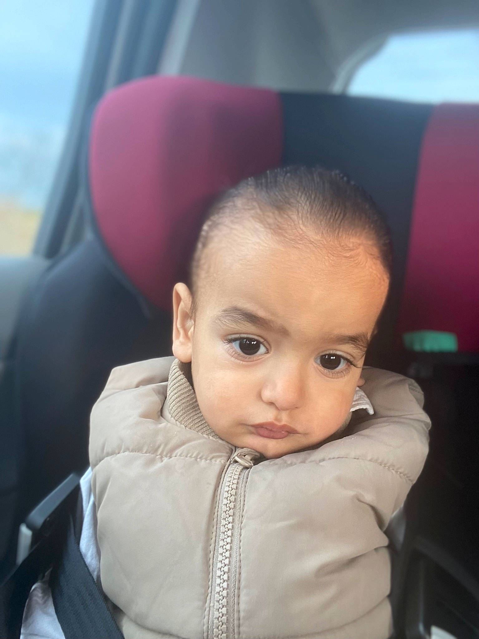Nino participe au concours pour gagner de l'argent avec cette photo : auto_part, automotive_design, baby, baby_toddler_clothing, car, car_seat, car_seat_cover, cheek, child, comfort, face, family_car, head_restraint, luxury_vehicle, nose, person, seat_belt, sitting, skin, toddler