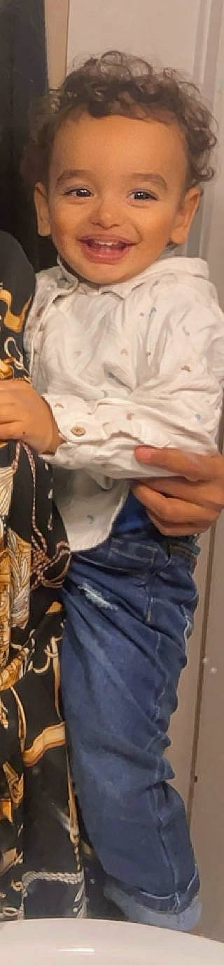 Nino a rejoint le concours — aidez-le/la à gagner de superbes lots ! abdomen, belt, chest, denim, elbow, finger, gesture, human_leg, joint, joy, nail, outerwear, pattern, person, sleeve, t_shirt, textile, thigh, thumb, trunk