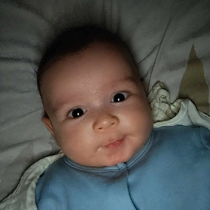 Ayan a rejoint le concours — aidez-le/la à gagner de superbes lots ! baby, baby_garment, blanket, blue_clothing, child, closeup, cozy, cute, face, indoors, infant, lying_down, newborn, pillow, portrait, resting, sleepwear, soft_lighting, wide_eyes, young_child