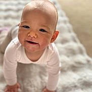 Mélina participe au concours pour gagner de l'argent avec cette photo : baby, crawling, white_clothing, blanket, soft_texture, indoor, child, cute, face, hands, happy, infant, closeup, head, smile, person, skin, young, eyes, expression