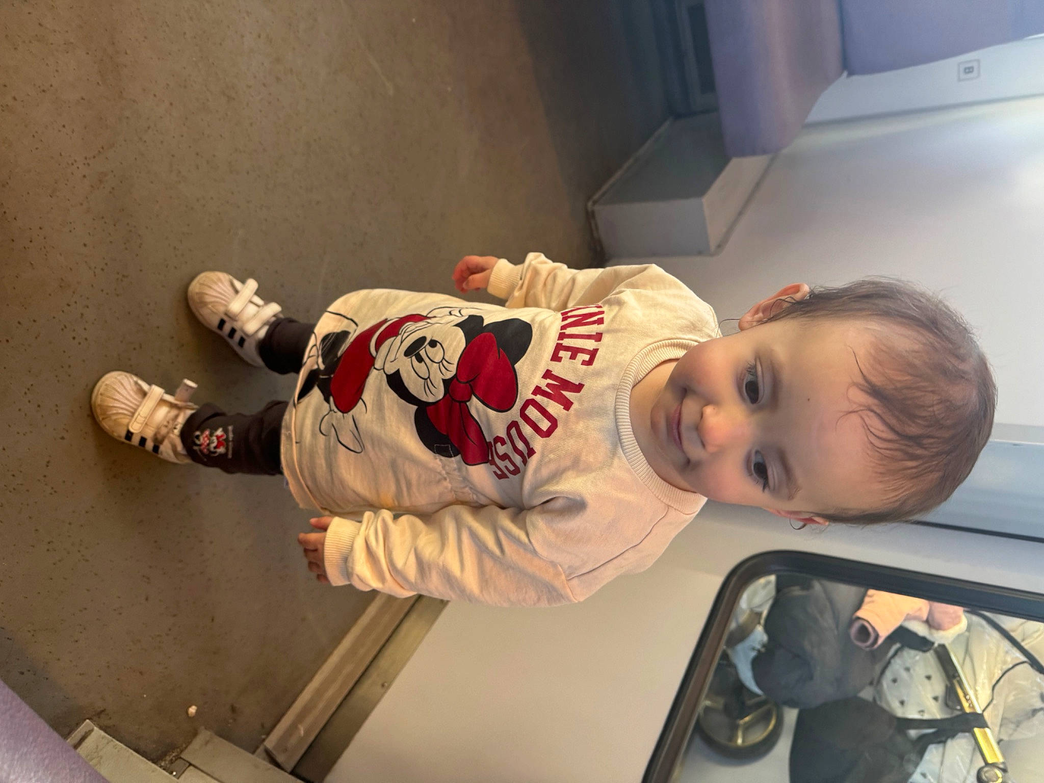 Cataléya participe au concours pour gagner de l'argent avec cette photo : baby, carmine, child, elbow, family_car, flooring, fun, happy, joy, person, room, sleeve, smile, t_shirt, toddler