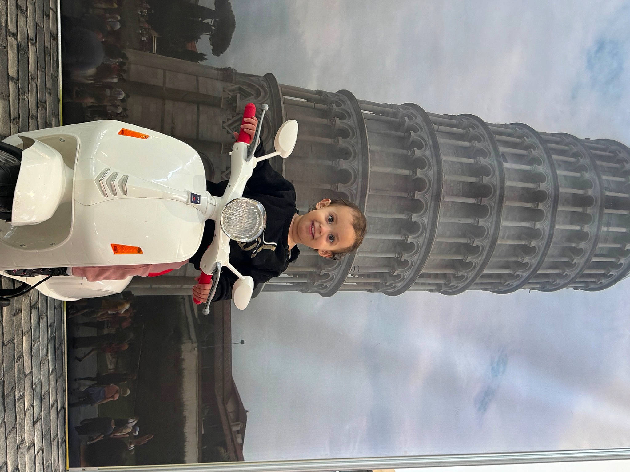 Cataléya a rejoint le concours — aidez-le/la à gagner de superbes lots ! auto_part, automotive_tire, automotive_wheel_system, building, carmine, cloud, composite_material, engineering, gas, joy, machine, motor_vehicle, person, sky, skyscraper, smile, tower, travel, vehicle, window