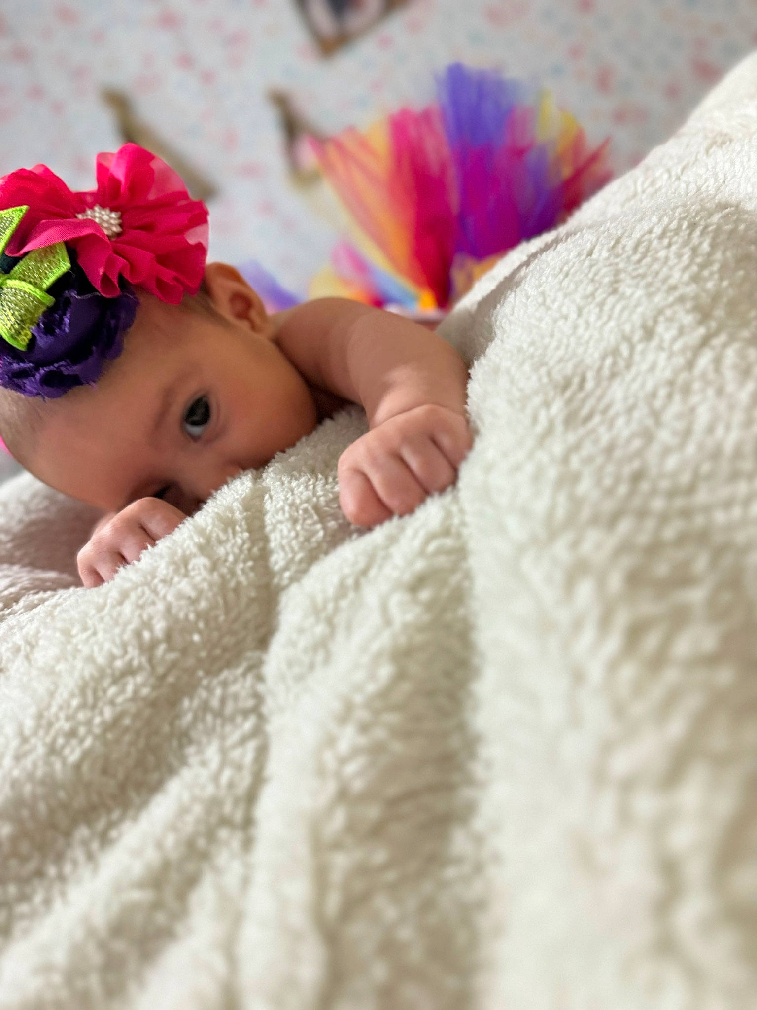 Keissy participe au concours pour gagner de l'argent avec cette photo : baby, baby_toddler_clothing, child, close_up, comfort, eye, face, flower, hair_accessory, happy, head, headgear, linens, lip, magenta, person, petal, plant, skin, sleeve