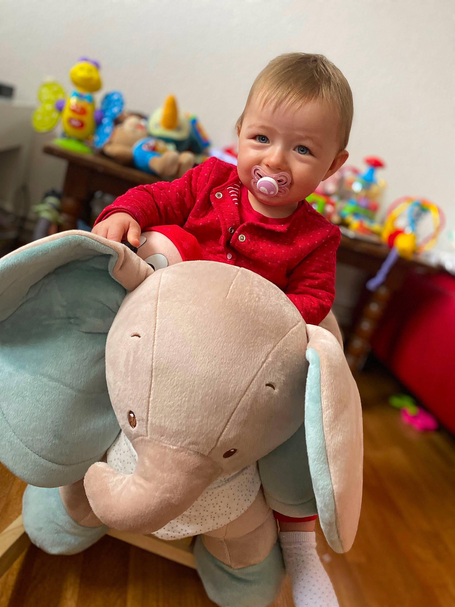 Elisa participe au concours pour gagner de l'argent avec cette photo : baby, baby_playing_with_toys, baby_products, baby_toddler_clothing, child, comfort, event, flooring, fun, happy, human_body, leisure, person, product, sitting, skin, smile, stuffed_toy, toddler, toy