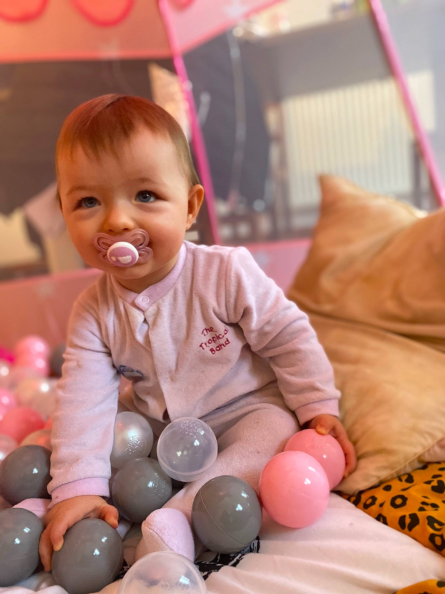 Elisa participe au concours pour gagner de l'argent avec cette photo : baby, baby_toddler_clothing, balloon, cheek, child, comfort, event, facial_expression, fun, happy, joy, leisure, party_supply, person, photograph, pink, play, product, sitting, skin