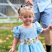 Elyah participe au concours pour gagner de l'argent avec cette photo : child, girl, blue_dress, glasses, outdoor, grass, flower_embroidery, pigtails, person, smile, cute, nature, adult, background, portrait, fashion, summer, happy, family, walking