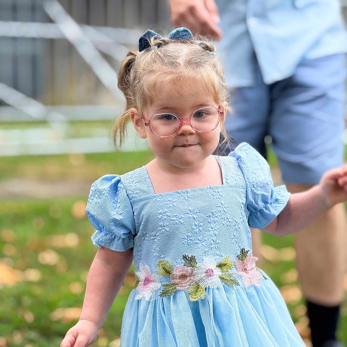Elyah participe au concours pour gagner de l'argent avec cette photo : adult, background, blue_dress, child, cute, family, fashion, flower_embroidery, girl, glasses, grass, happy, nature, outdoor, person, pigtails, portrait, smile, summer, walking